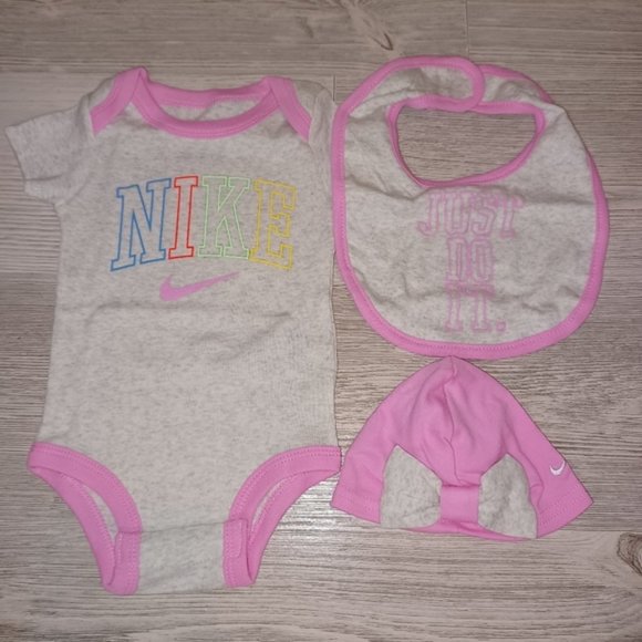 Nike Baby Bodysuit Bib Bow Hat Newborn Gift Set - Picture 1 of 7